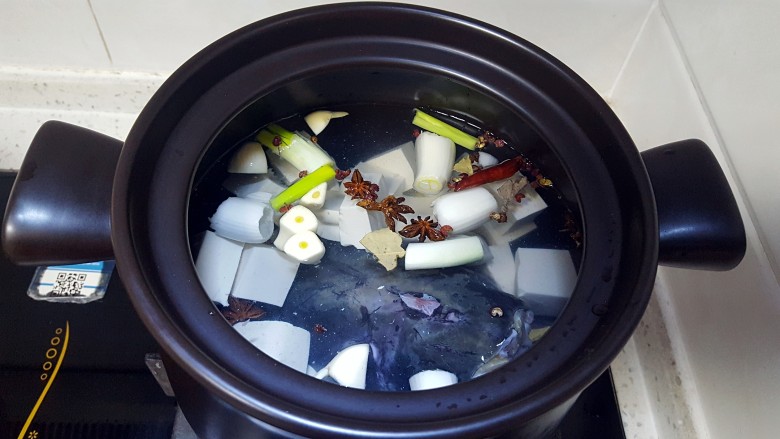 鱼头豆腐汤,加水没过鱼头,加入少量盐
