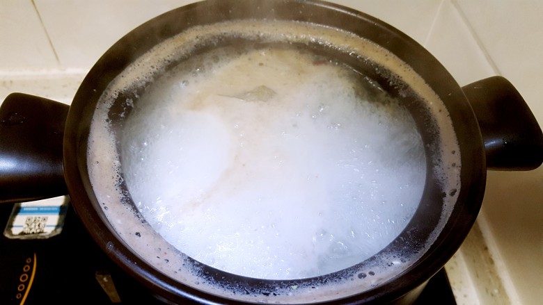鱼头豆腐汤,水开后会有一层浮沫,撇去