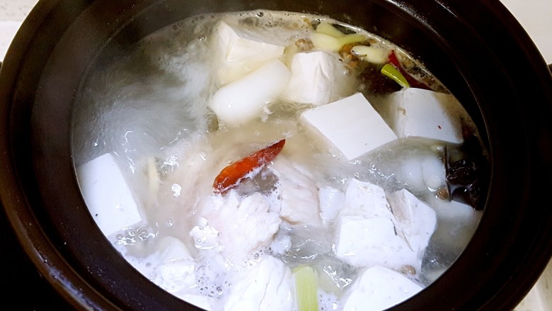 鱼头豆腐汤,到十几分钟时,再加一次盐,到点后关火🔥即可,如上图成品图