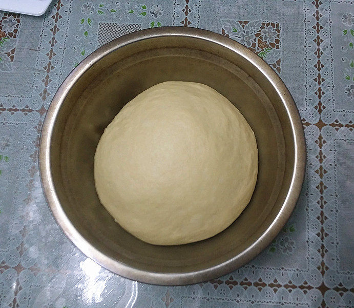 #花样吐司#红豆莲子大吐司,取出面团,团圆后放入面盆中盖膜