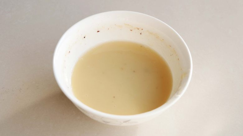 『北方葱油酥饼』,葱油泼在面粉里,拌均匀;