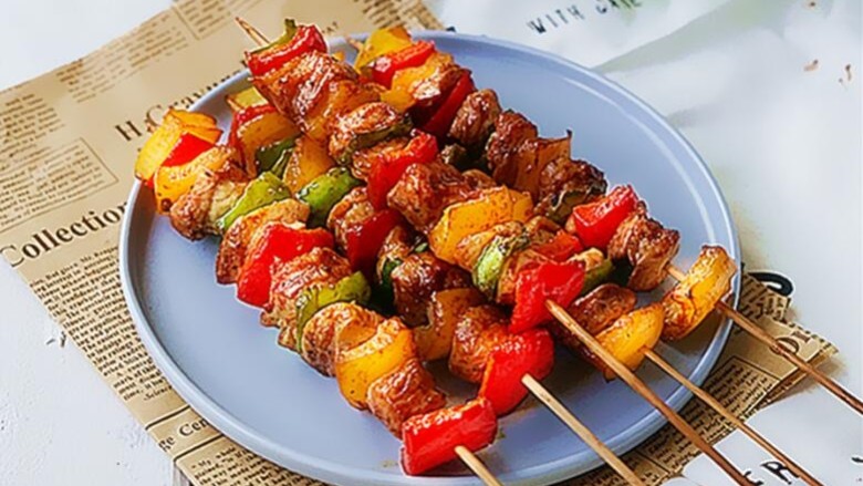 私家版椒香五彩鸡肉串,烤至第15分钟时,取出刷遍蜂蜜,再烤至程序结束、熟透即可,吃之前可以再撒点黑椒或辣椒面在上面,味道会更佳