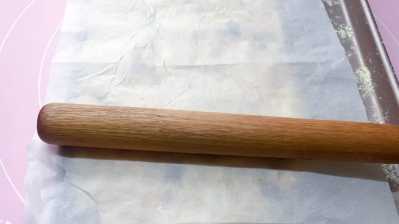 网红甜品+雪花酥,将糖团在烤盘里平铺,用手轻轻压实,再用擀面杖轻轻擀平。