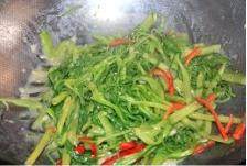 椒丝腐乳通菜,翻炒均匀,调入少许盐,不需多,因为腐乳有咸味,味道适合,菜熟即可装盘食用。