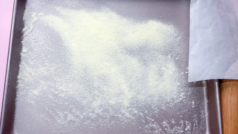 网红甜品+雪花酥,不粘烤盘底部先筛一层奶粉防粘。(这步需要事先准备好)