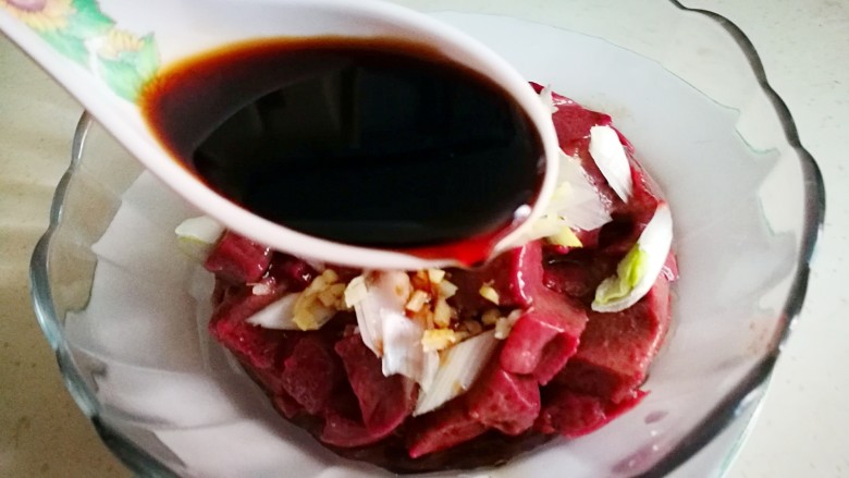 炒饭秀~猪肝粒酱油炒饭,加入<a style='color:red;display:inline-block;' href='/shicai/ 788'>生抽</a>
