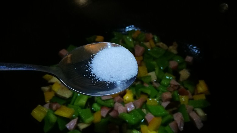 炒饭秀~猪肝粒酱油炒饭,加入适量盐