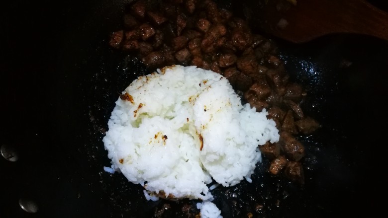 炒饭秀~猪肝粒酱油炒饭,将<a style='color:red;display:inline-block;' href='/shicai/ 6501'>剩米饭</a>倒入锅中