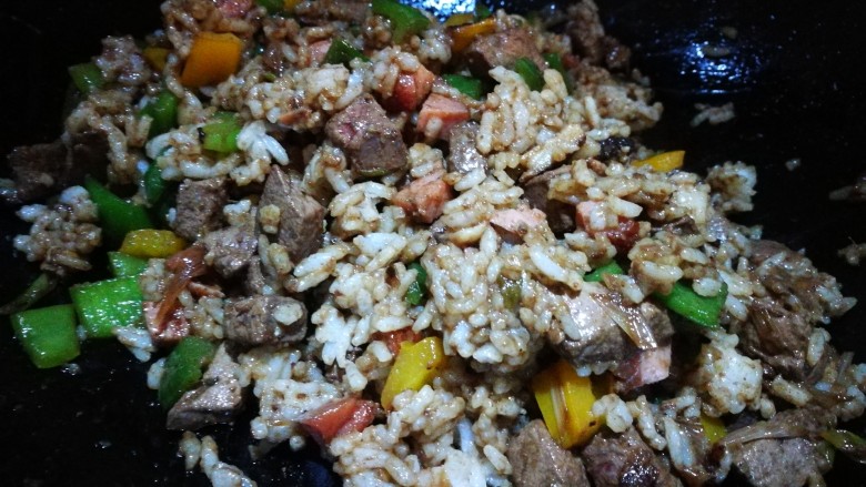 炒饭秀~猪肝粒酱油炒饭,继续翻炒 倒入酱油拌匀 关火出锅