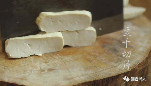 猪肉炒豆干,❥ 将<a style='color:red;display:inline-block;' href='/shicai/ 5879'>豆干</a>洗一下，切片，放置盘中，待用