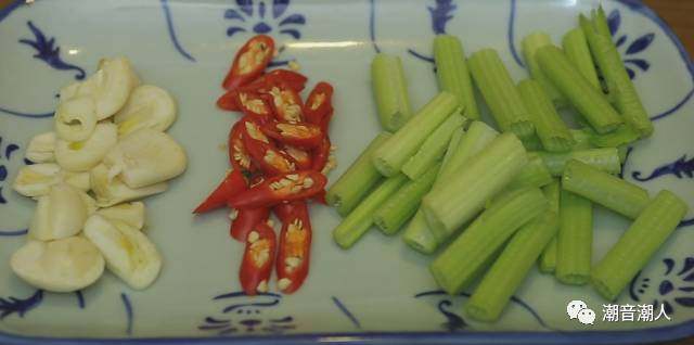 猪肉炒豆干,❥ 将蒜瓣切片，<a style='color:red;display:inline-block;' href='/shicai/ 62'>辣椒</a>切片，芹菜条切段，分别放置盘中，待用