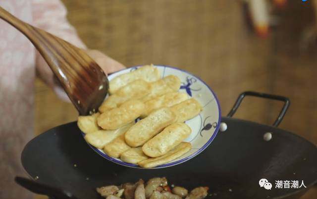 猪肉炒豆干,❥ 随后倒入豆干，翻炒均匀