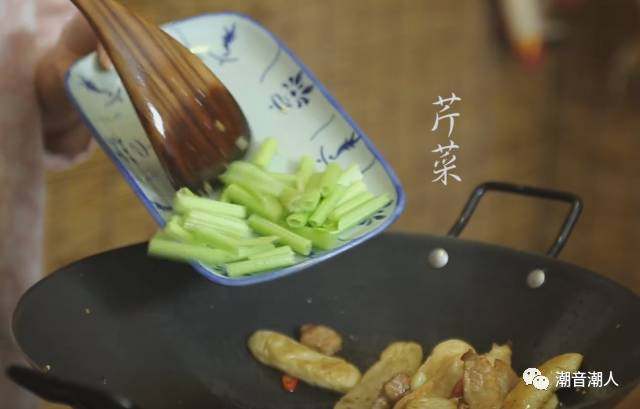 猪肉炒豆干,❥ 最后倒入适量的<a style='color:red;display:inline-block;' href='/shicai/ 788'>生抽</a>，再倒入芹菜，翻炒均匀即可