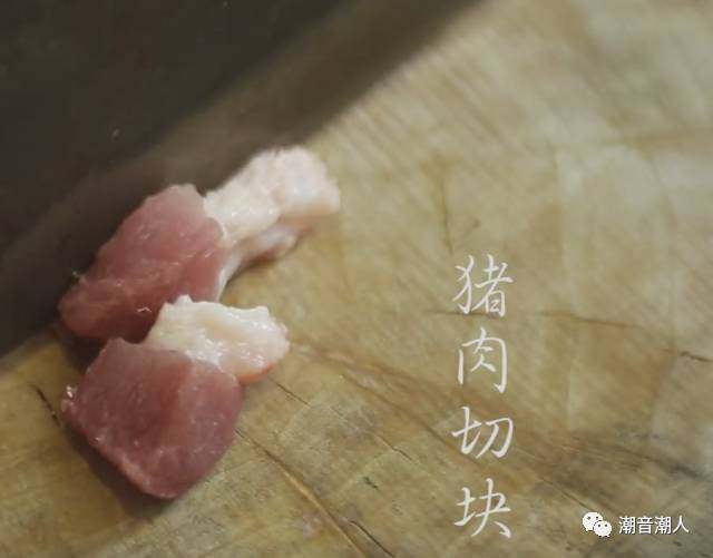 猪肉炒豆干,❥ 将<a style='color:red;display:inline-block;' href='/shicai/ 414'>猪肉</a>切块，放置盘中，待用