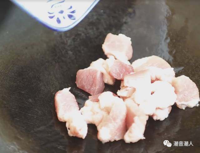 猪肉炒豆干,❥ 豆干装盘后，便可在锅中倒入猪肉，均匀翻炒