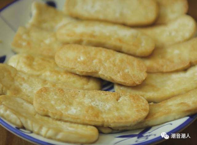 猪肉炒豆干,❥ 接着热锅，倒入适量的油，将豆干放入锅中，慢火煎至表面赤黄，便可盛入盘中，放置一旁待用，注意翻面，以防烧焦