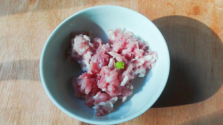 饿!来吃碗洋山芋胡萝卜年糕,<a style='color:red;display:inline-block;' href='/shicai/ 10695'>肉糜</a>80克