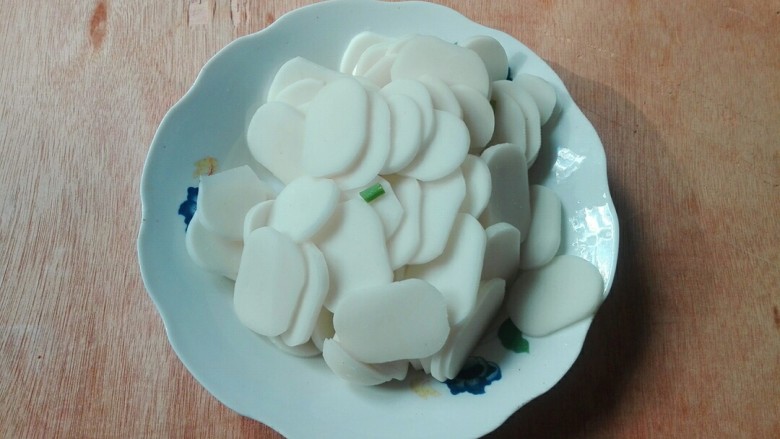 饿!来吃碗洋山芋胡萝卜年糕,年糕切薄片
