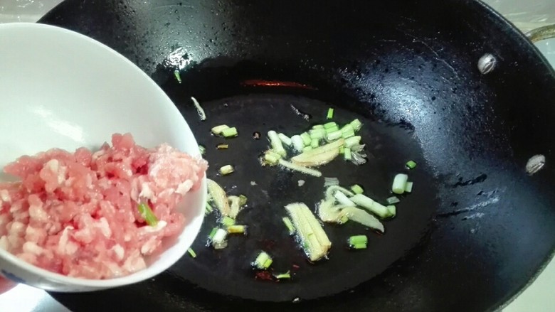 饿!来吃碗洋山芋胡萝卜年糕,放葱花姜片煎香放肉糜