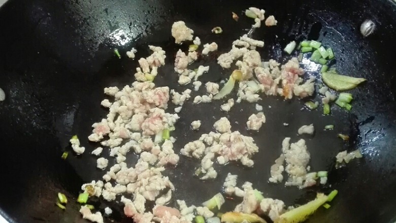 饿!来吃碗洋山芋胡萝卜年糕,用筷子划撒,表面发白盛出来