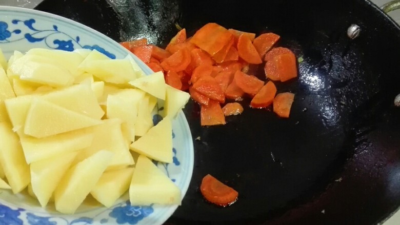 饿!来吃碗洋山芋胡萝卜年糕,放土豆片煸炒几下