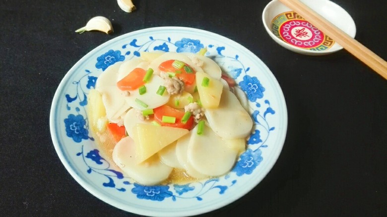 饿!来吃碗洋山芋胡萝卜年糕,饿不饿!吃碗洋山芋胡萝卜年糕吧😋