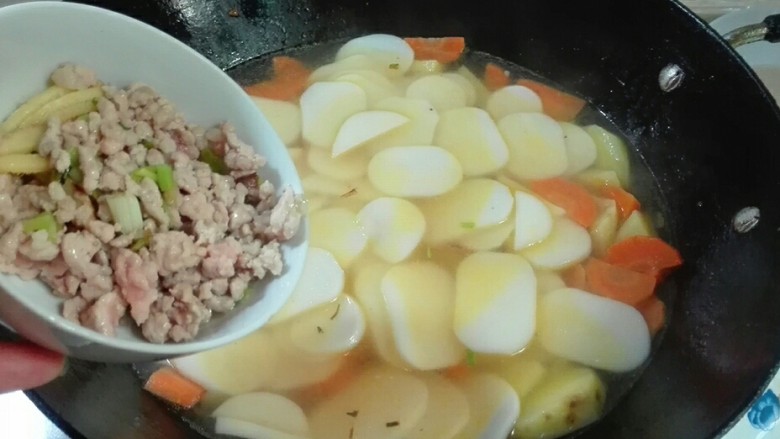 饿!来吃碗洋山芋胡萝卜年糕,放炒好的肉糜盖上锅盖烧开小火烧两分钟