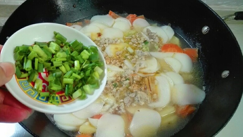 饿!来吃碗洋山芋胡萝卜年糕,撒葱花
