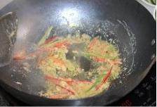 椒丝腐乳通菜,油热时候,倒入一半青红椒丝,蒜蓉,爆香后加入腐乳酱翻炒;