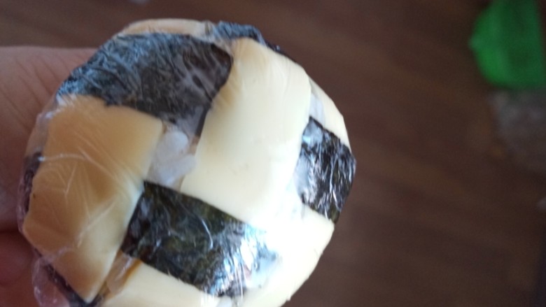 儿童餐:创意格子饭团,用保鲜膜包起来,握紧