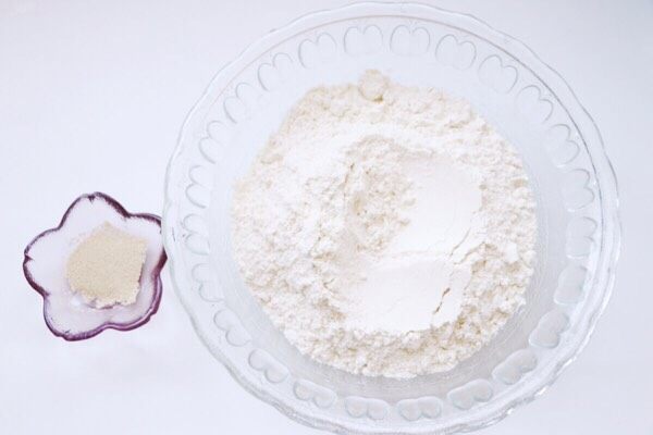 乌龟馒头,白色面团食材准备:面粉200g、酵母2g,温水110g,揉成软硬适中的光滑面团进行第一次发酵