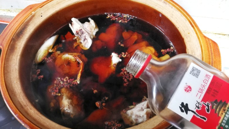 不用放一滴油的健康美容黄豆焖猪蹄,放入冰糖和所有调料,倒入适量<a style='color:red;display:inline-block;' href='/shicai/ 900'>白酒</a>,加足量的开水,大火烧开后转小火慢炖,