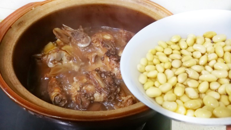 不用放一滴油的健康美容黄豆焖猪蹄,一个小时后,把泡好的黄豆倒进去,继续小火慢炖半小时,
