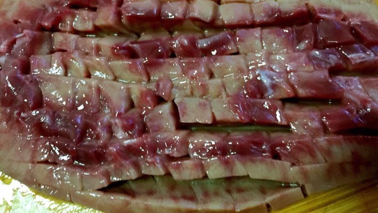 爆炒腰花,划好后,横向垂直再同样划几下,底部不要划断