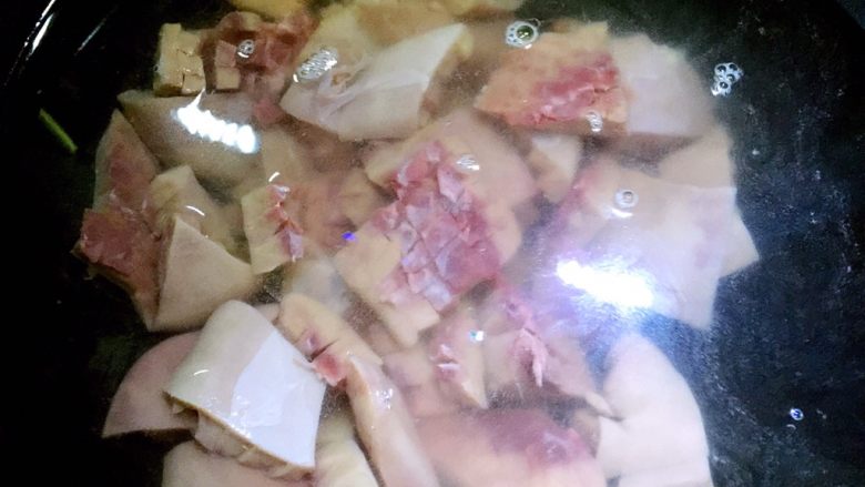 爆炒腰花,锅内烧开水,倒入腰花烫一下捞出