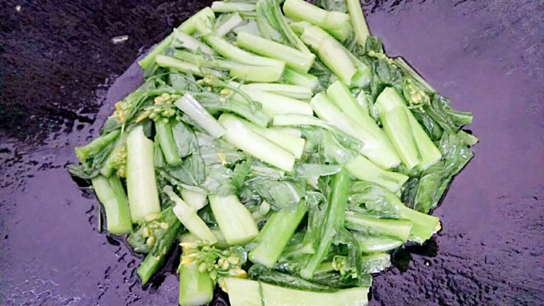 菜心炒肉片,锅里放点油,油热后放入菜心翻炒
