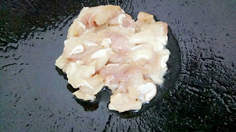 菜心炒肉片,锅里重新放油,油热后放入肉片翻炒