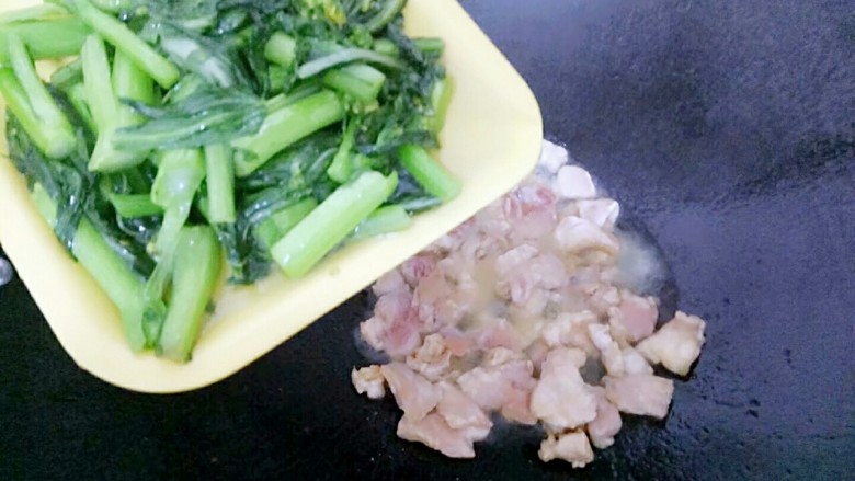 菜心炒肉片,再把刚才的菜心汁倒入肉片中