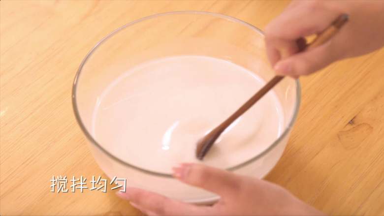 藕粉红豆糕,倒完糖水后,搅拌均匀