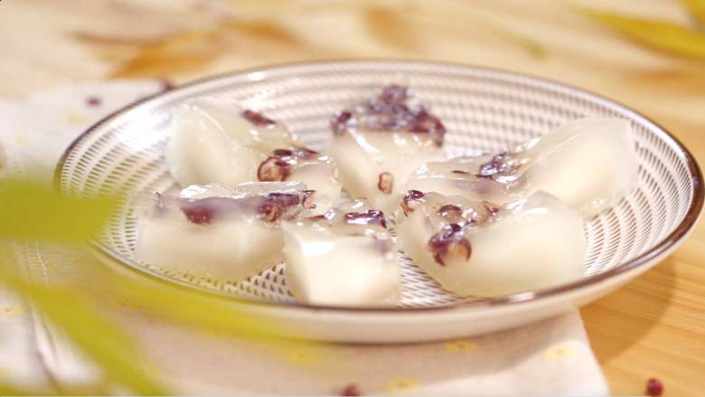 藕粉红豆糕,蒸完后从碗中倒出,切成小块就可以吃啦