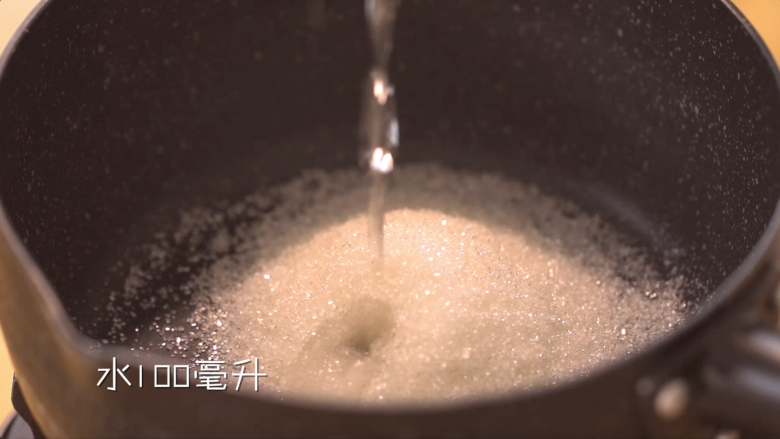 藕粉红豆糕,在锅中倒入100ml水