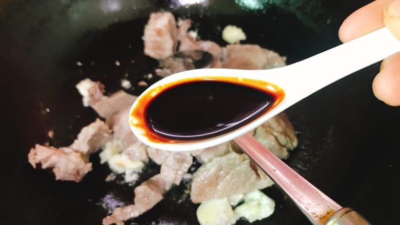 蒜香红烧肉,加入适量的<a style='color:red;display:inline-block;' href='/shicai/ 762'>老抽</a>,这里主要是为了上色,所以适量就好