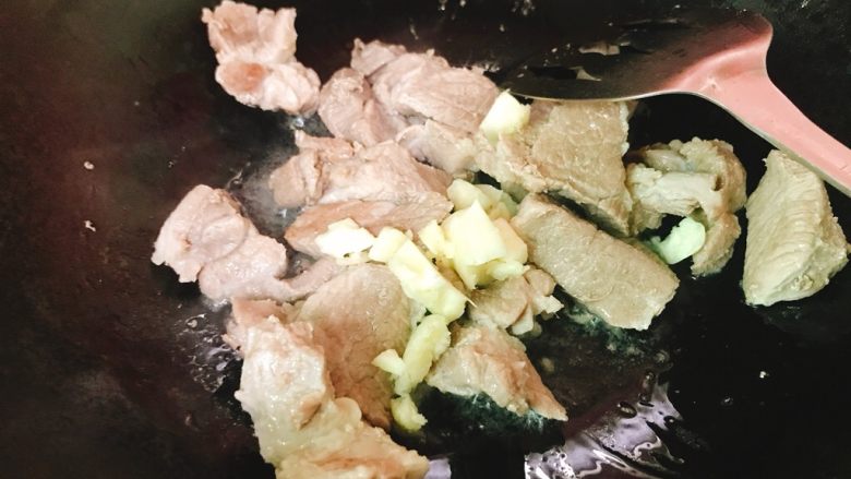 蒜香红烧肉,倒入大蒜,翻炒出香味
