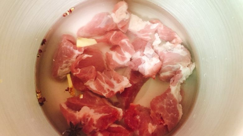 蒜香红烧肉,加入适量清水,一定要没过肉块