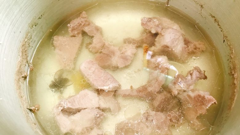 蒜香红烧肉,高压锅放气后,将肉块取出来,其他八角类不需要了。
