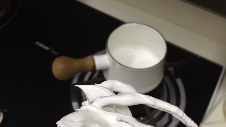 星空马卡龙(意式),打到8分的样子,盆到不烫手的程度