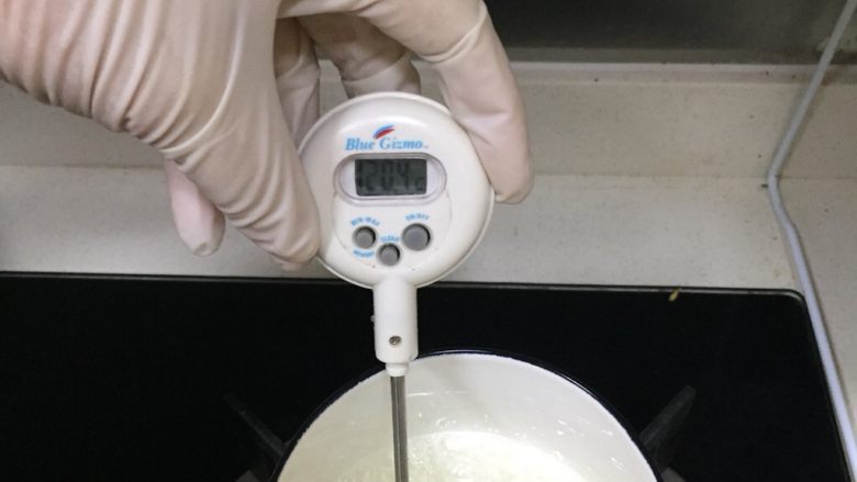 星空马卡龙(意式),边煮糖水,112℃就可以,我一般喜欢120℃,小马更厚一点