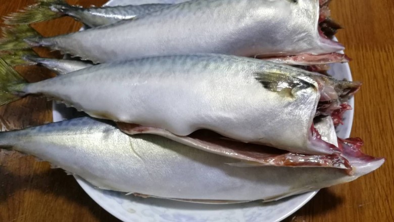 酒香红烧鲭鱼,因为鱼头里没有什么肉,所以我全部都去掉扔了。收拾干净后放入盘中。