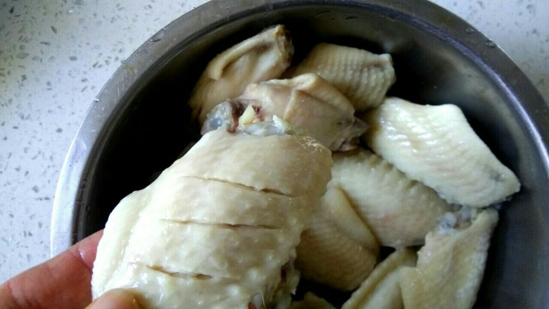 可乐鸡翅,把鸡翅的两面斜着划三刀，以便入味