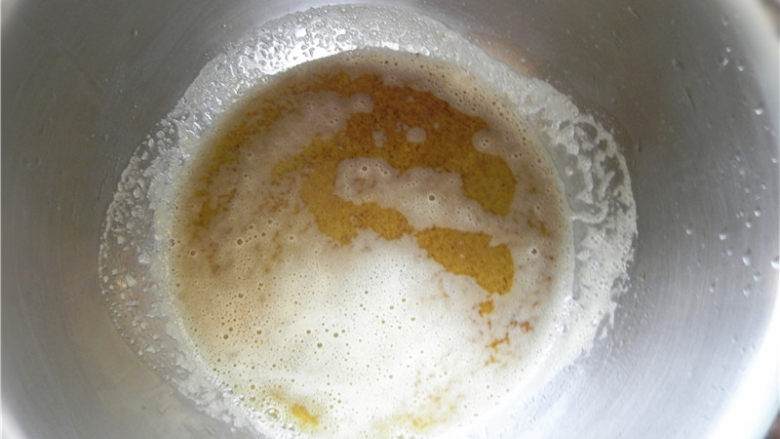 橙香费南雪,制作焦化黄油:黄油放进厚底小锅中,开小火加热(用电磁炉开第2档500W),化成液体后持续加热直至变成焦黄色关火。